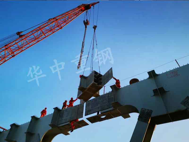 【港澳金典】国内跨径较大变高度连续钢桁结合梁桥主桥成功合龙！