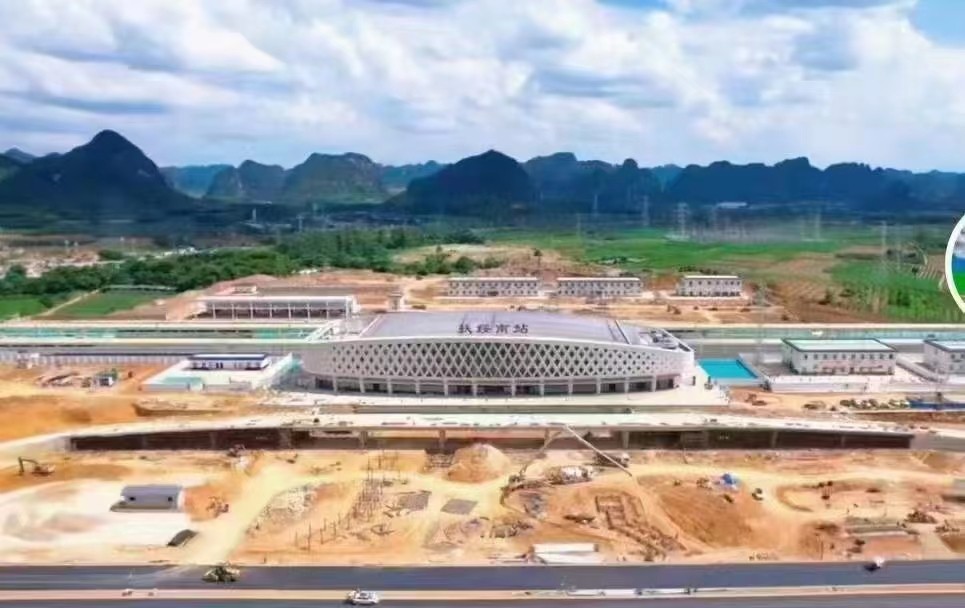 山东港澳金典工程案例——扶绥南站站房及网架屋面工程"width: