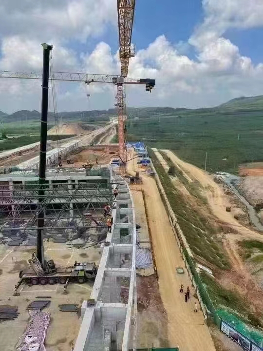 山东港澳金典工程案例——扶绥南站站房及网架屋面工程"width: