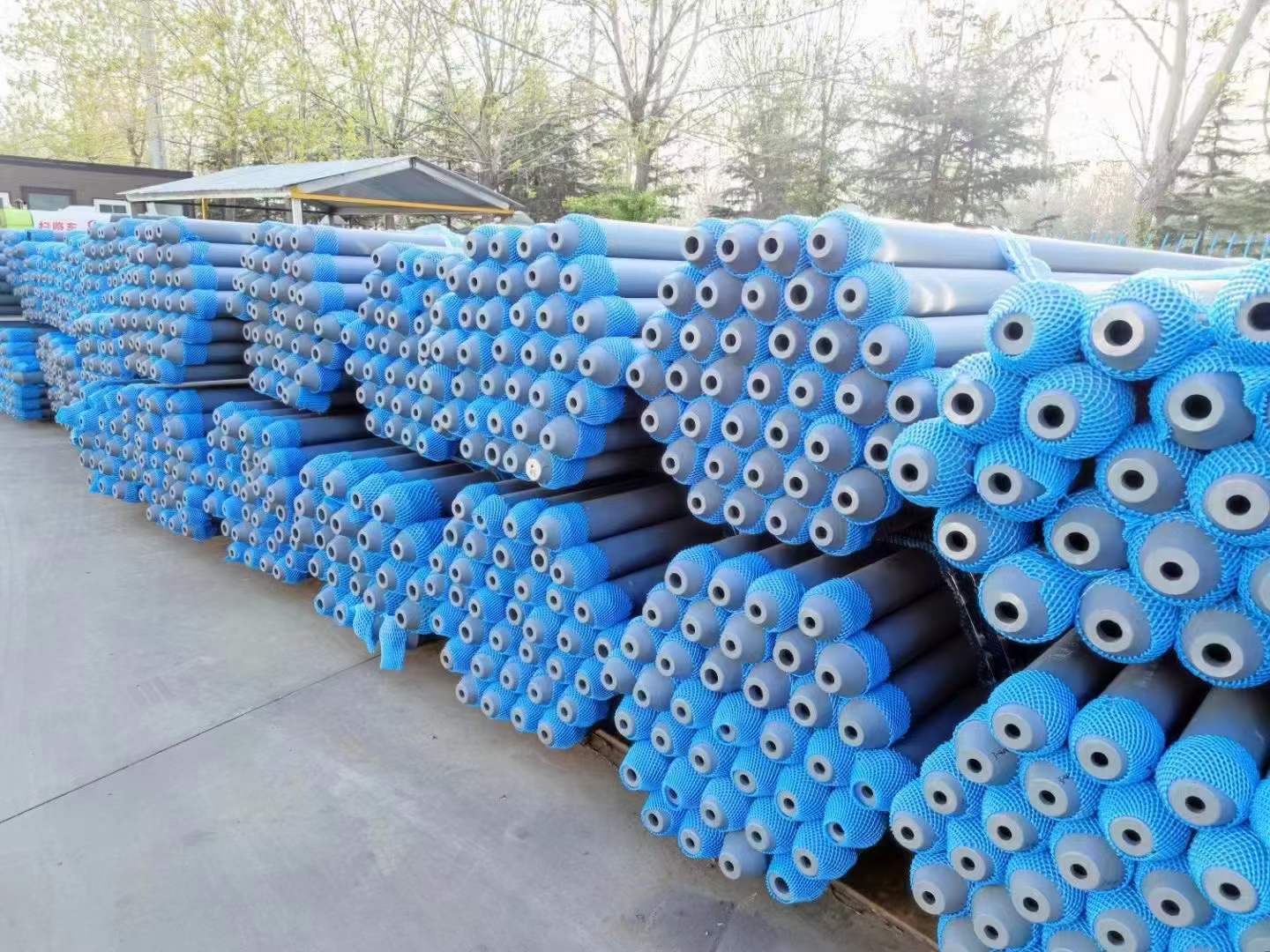 山东港澳金典工程案例——扶绥南站站房及网架屋面工程"width: