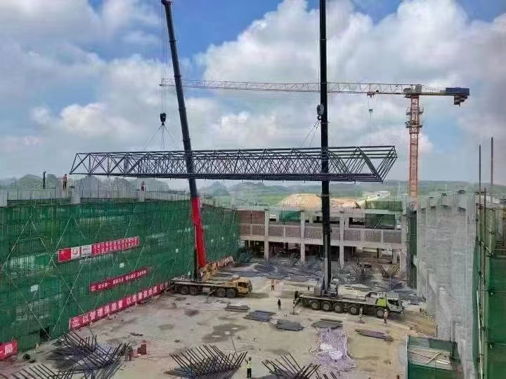 山东港澳金典工程案例——扶绥南站站房及网架屋面工程"width: