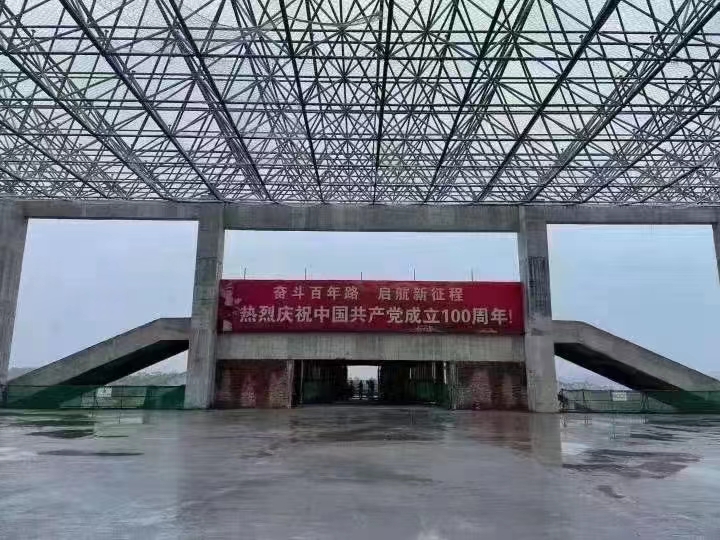 山东港澳金典工程案例——扶绥南站站房及网架屋面工程"width: